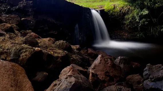 森林*有岩石的瀑布