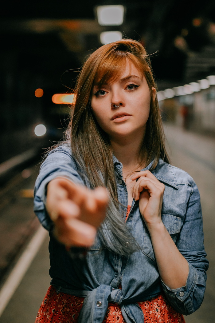 身穿牛仔夹克的女子照片