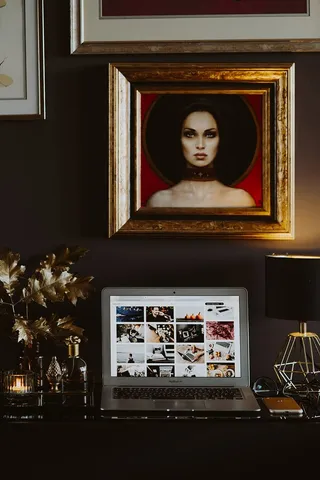 优雅的家庭办公室，金色配饰