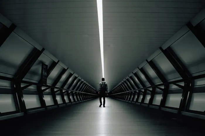 站在建筑物内的男子