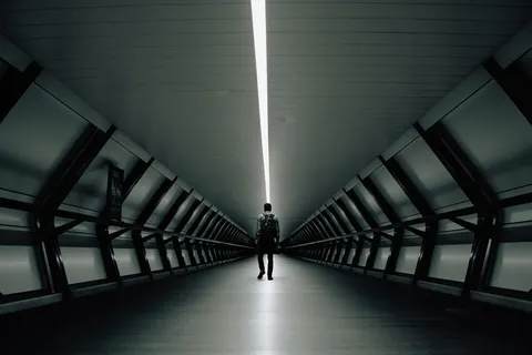 站在建筑物内的男子 站在建筑物内的男子