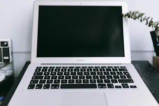 优雅的工作空间，配备Macbook、iPhone、名片和笔记本电脑