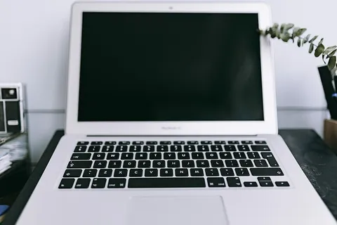 优雅的工作空间,配备Macbook、iPhone、名片和笔记本电脑 优雅的工作空间,配备Macbook、iPhone、名片和笔记本电脑