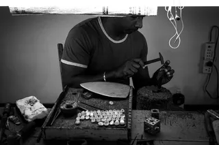 斯里兰卡，一个人，男人，工作，真人，工作工具，职业，室内