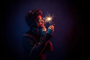 拿着烟花的人，人，人，家伙，扑克，火花，光，火焰