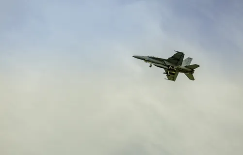 灰色喷气式战斗机在空中飞行 灰色喷气式战斗机在空中飞行
