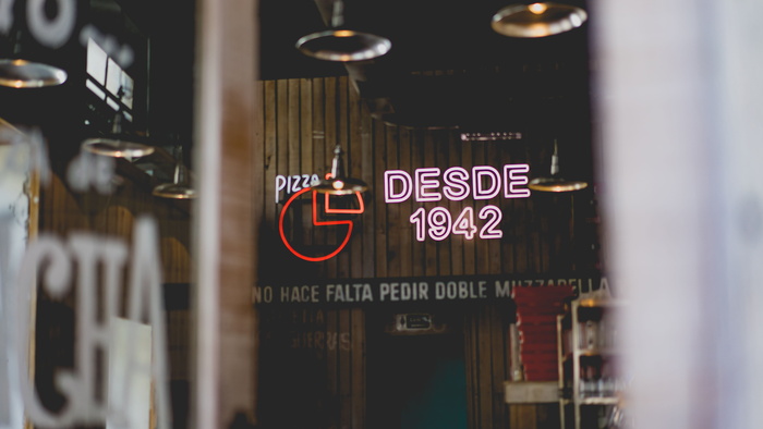 人员、展示、desde 1942标牌、建筑、建筑、商店、餐厅、标牌