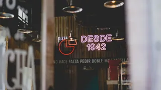 人员、展示、desde 1942标牌、建筑、建筑、商店、餐厅、标牌