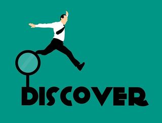 穿西装的男人从放大镜跳到单词Discover的插图。