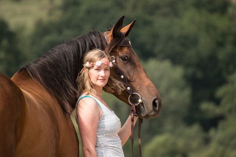 女人，人，马，肖像，连通性，花环，花，鬃毛