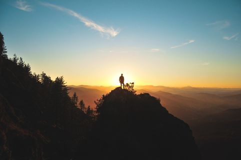 人站在山顶的剪影 人站在山顶的剪影