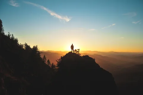 人站在山顶的剪影 人站在山顶的剪影