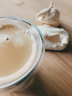 咖啡、蛋白糖、糖、点心、食品和饮料、桌子、饮料