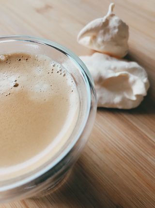 咖啡、蛋白糖、糖、点心、食品和饮料、桌子、饮料