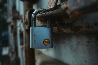 带挂锁的门，锁，车辆，汽车，汽车，运输，烟雾，灰色