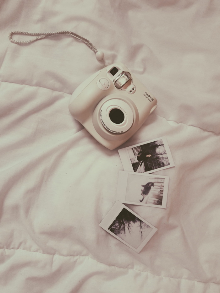 白色富士胶片Instax相机的照片