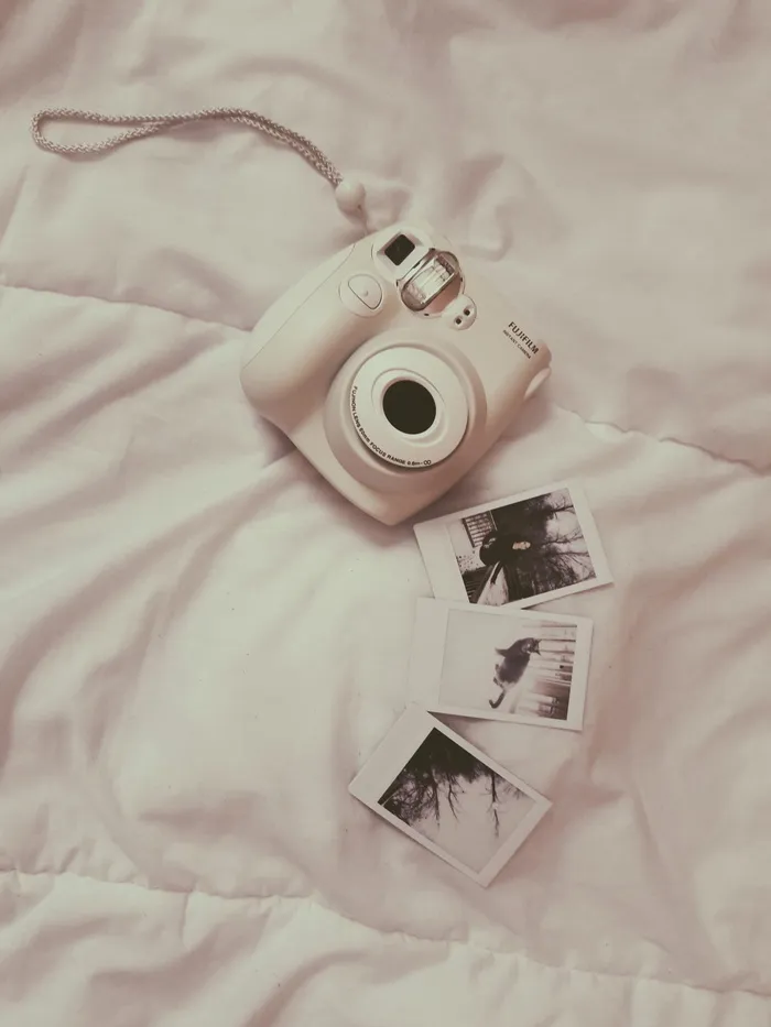 白色富士胶片Instax相机的照片