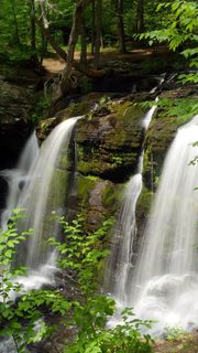 宾夕法尼亚州特拉华镇丁曼斯渡口乔治·W·奇尔德游乐场，盛夏时节，福尔默瀑布落下。