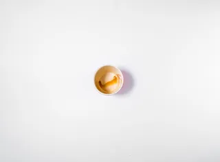 装满棕色液体的白色杯子