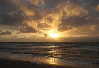 太阳，云朵，傍晚，日落，天空，大海，水，水上的地平线