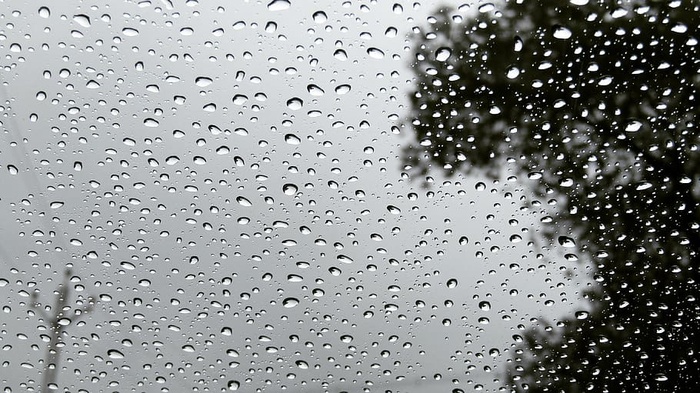 玻璃上的雨滴