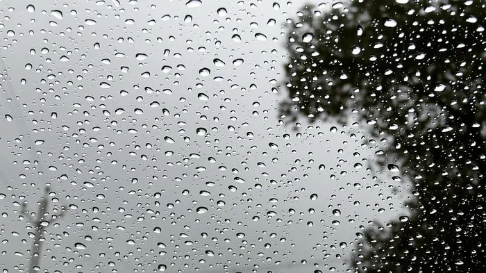 玻璃上的雨滴