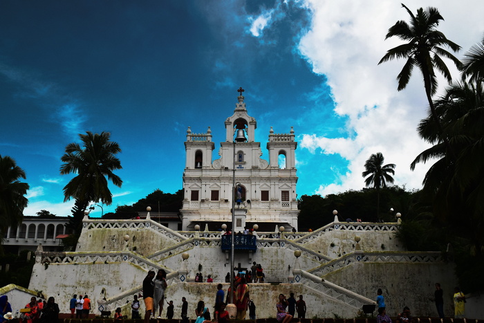 印度，潘吉姆，晴朗的天空，树木，旅行，难以置信的印度，go pro，教堂