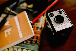 桌子，书，布朗尼，闪光灯，相机，古董，科技，没有人