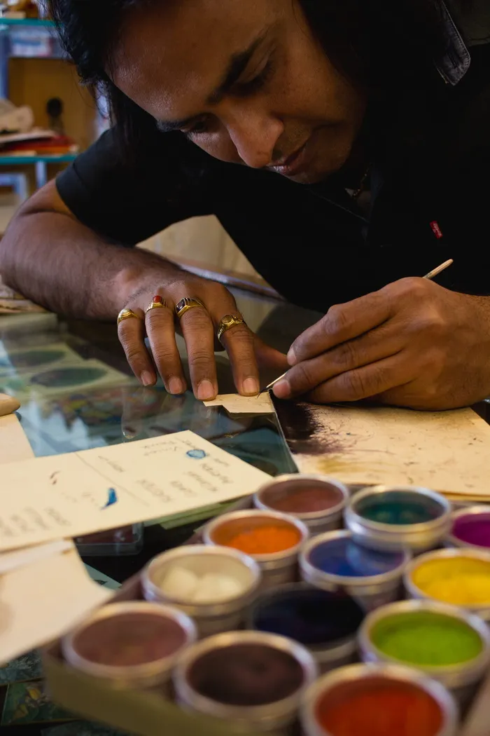 男人在纸上画画