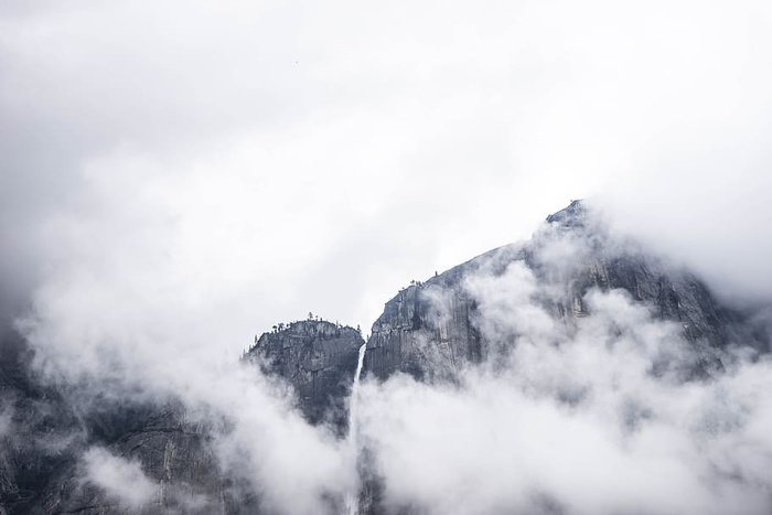 山脉、山峰、峰顶、云层之上、雾、悬崖、风景、天空