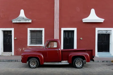 停在布朗大楼外的红色单驾驶室皮卡车