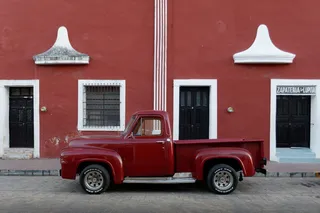 停在布朗大楼外的红色单驾驶室皮卡车