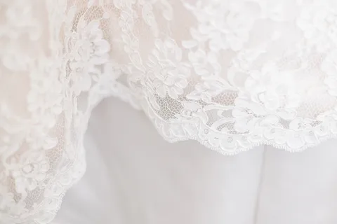 新婚夫妇的灰度照片