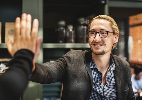 身穿黑色开叉翻领西装的男子