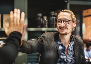 身穿黑色开叉翻领西装的男子