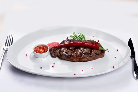 烤的、食物、上菜的、白的、盘子、牛排、餐厅、菜肴 烤的、食物、上菜的、白的、盘子、牛排、餐厅、菜肴