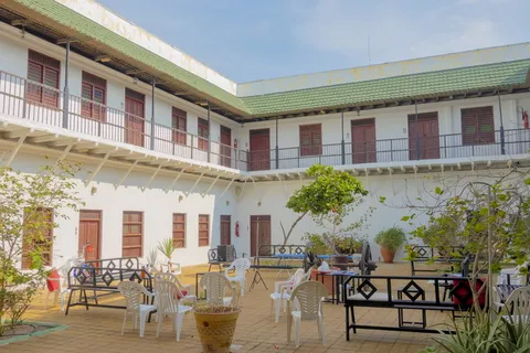 2层建筑外的露台长椅