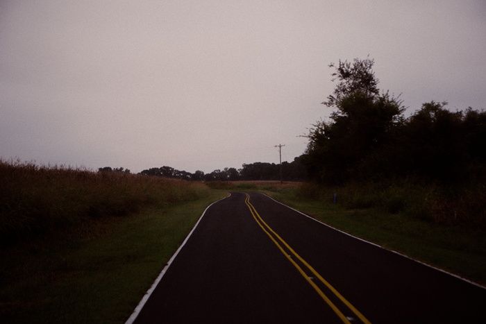 夜间空旷的道路