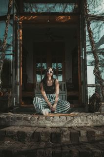 坐在房子旁边的女人