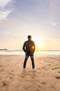 站在海滩上的男人 站在海滩上的男人