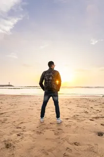 站在海滩上的男人 站在海滩上的男人