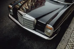 葡萄牙里斯本，一辆停在街上的旧奔驰