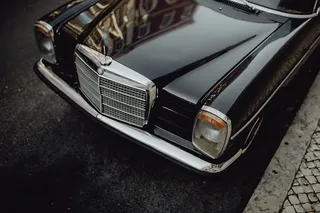 葡萄牙里斯本，一辆停在街上的旧奔驰