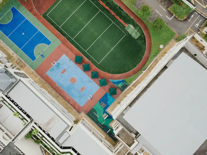 网球场和建筑物的航拍照片