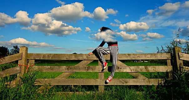 人，坐着，棕色，人，女人，篱笆，坐在篱笆上的女人，时尚