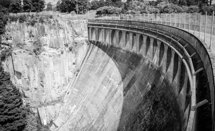 大坝、岩石、悬崖、道路、管道、水泥、水电、已建结构