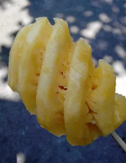 菠萝，阳光明媚，很热，酥脆可口，香甜可口，特写，前景聚焦