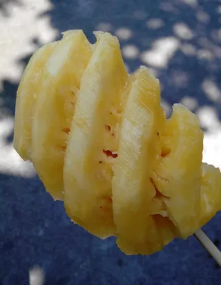 菠萝，阳光明媚，很热，酥脆可口，香甜可口，特写，前景聚焦