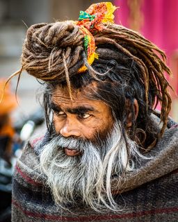 戴辫子男人的特写照片