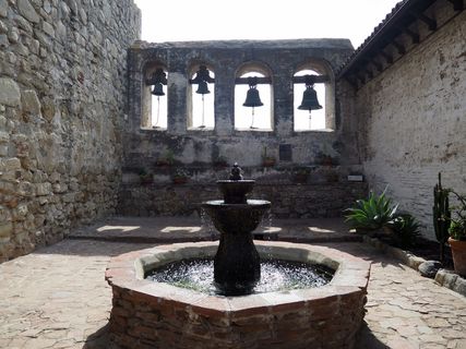 美国，圣胡安卡皮斯特拉诺，教堂，钟，喷泉，建筑，建筑结构，建筑外观